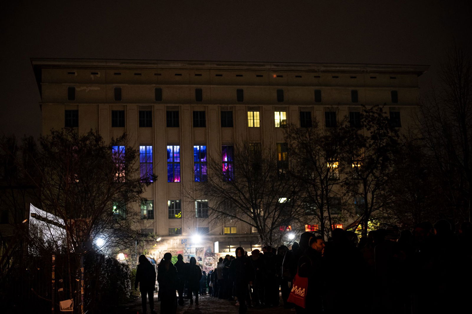 Die berühmte Schlange vor dem Berliner Technoclub «Berghain» - der Name leitet sich vom Standort im Berliner Bezirk Friedrichshain-Kreuzberg ab. (Archivbild)