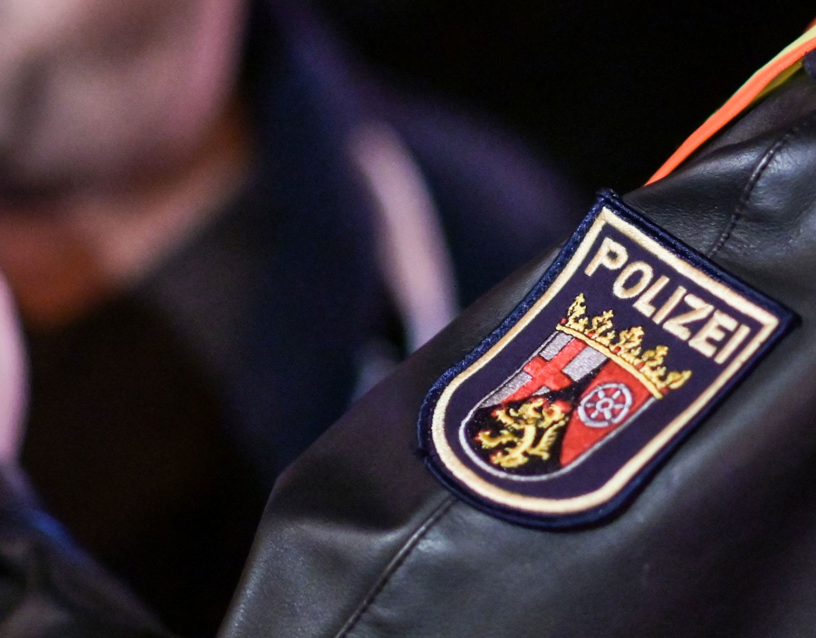 Die Polizei sucht nach Hinweisen, der Motorradfahrer ist geflüchtet. (Symbolbild)