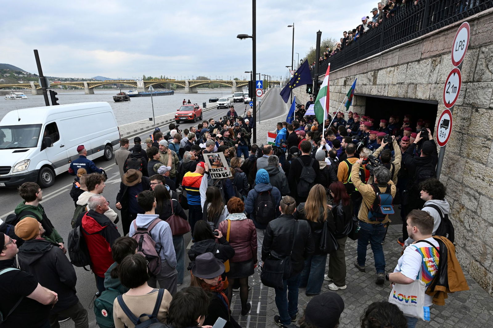 Anhänger der Opposition demonstrieren vor dem Parlament gegen die Verfassungsänderungen, durch die non-binäre Personen nicht als solche anerkannt werden und Verbote öffentlicher Veranstaltungen nicht-heresosexueller Gemeinschaften möglich machen.