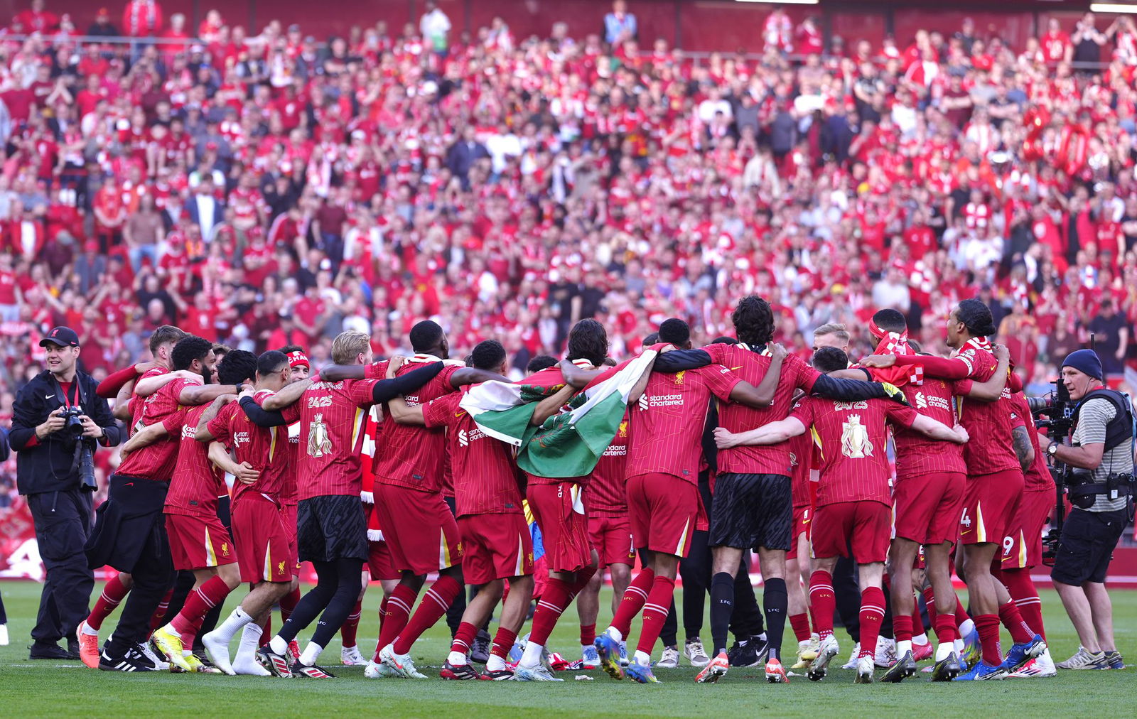 Nach dem Abpfiff wurde in Anfield ausgelassen gefeiert.