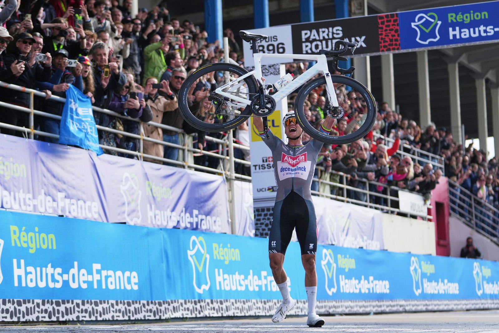 Mathieu van der Poel feiert seinen dritten Sieg in Serie.