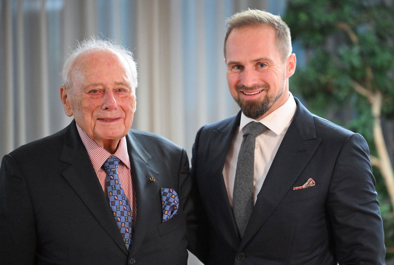 Benjamin Würth (r) hat am 1. Januar von seinem Großvater (l) den Vorsitz des Stiftungsaufsichtsrats übernommen. (Archivbild) 