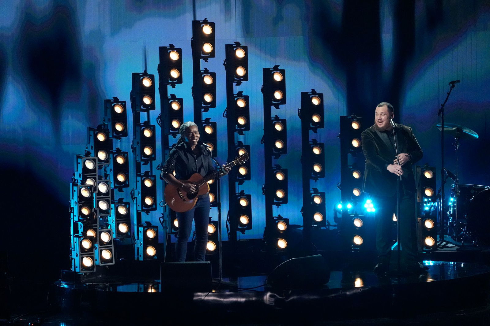 Tracy Chapman und Luke Combs singen «Fast Car» während der Verleihung der Grammy Awards 2024. (Archivbild)