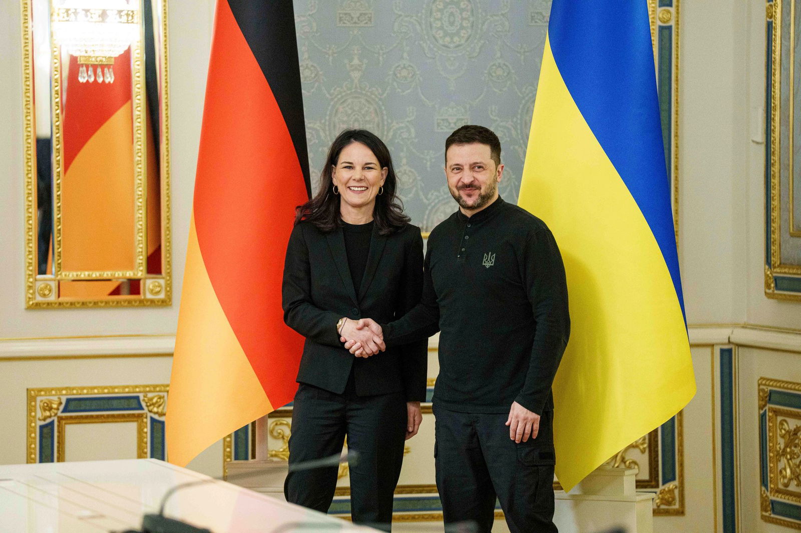 Der ukrainische Präsident Wolodymyr Selenskyj empfängt die deutsche Außenministerin Annalena Baerbock in Kiew.