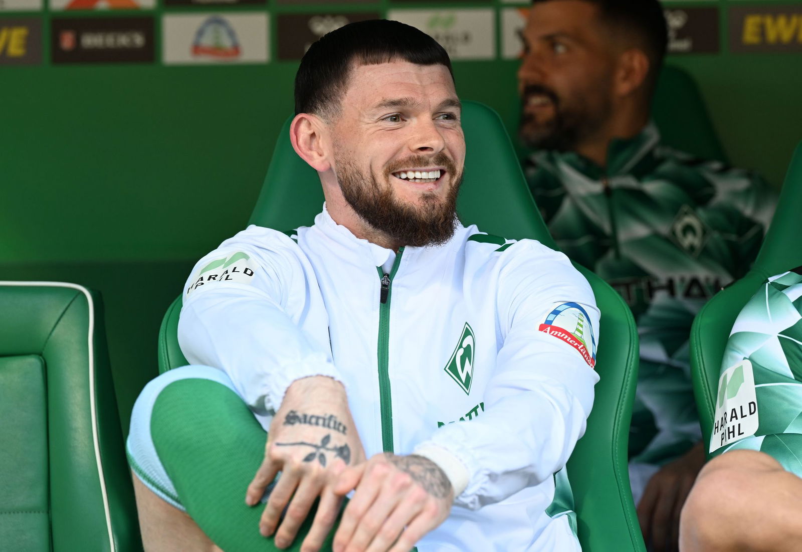 Gute Miene trotz Bankplatz: Bremens Oliver Burke saß gegen St. Pauli zu Beginn draußen.