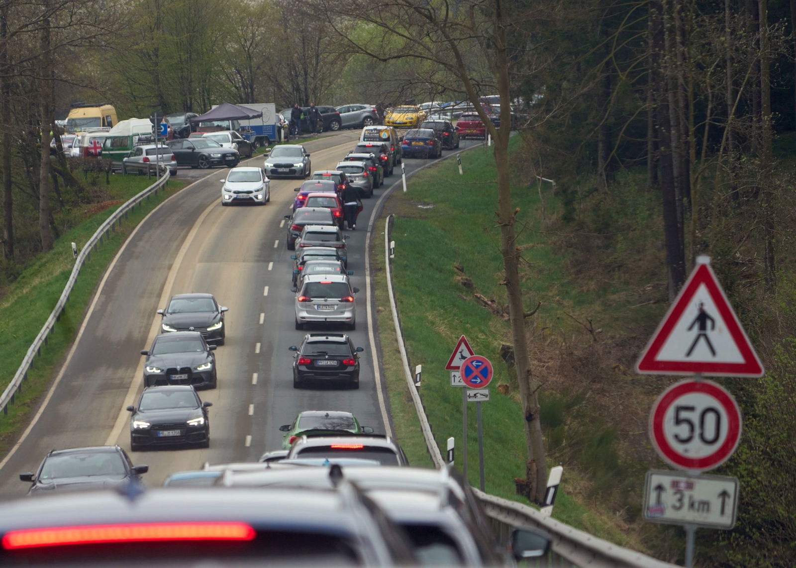 Autos stecken am Nürburgring im Stau.