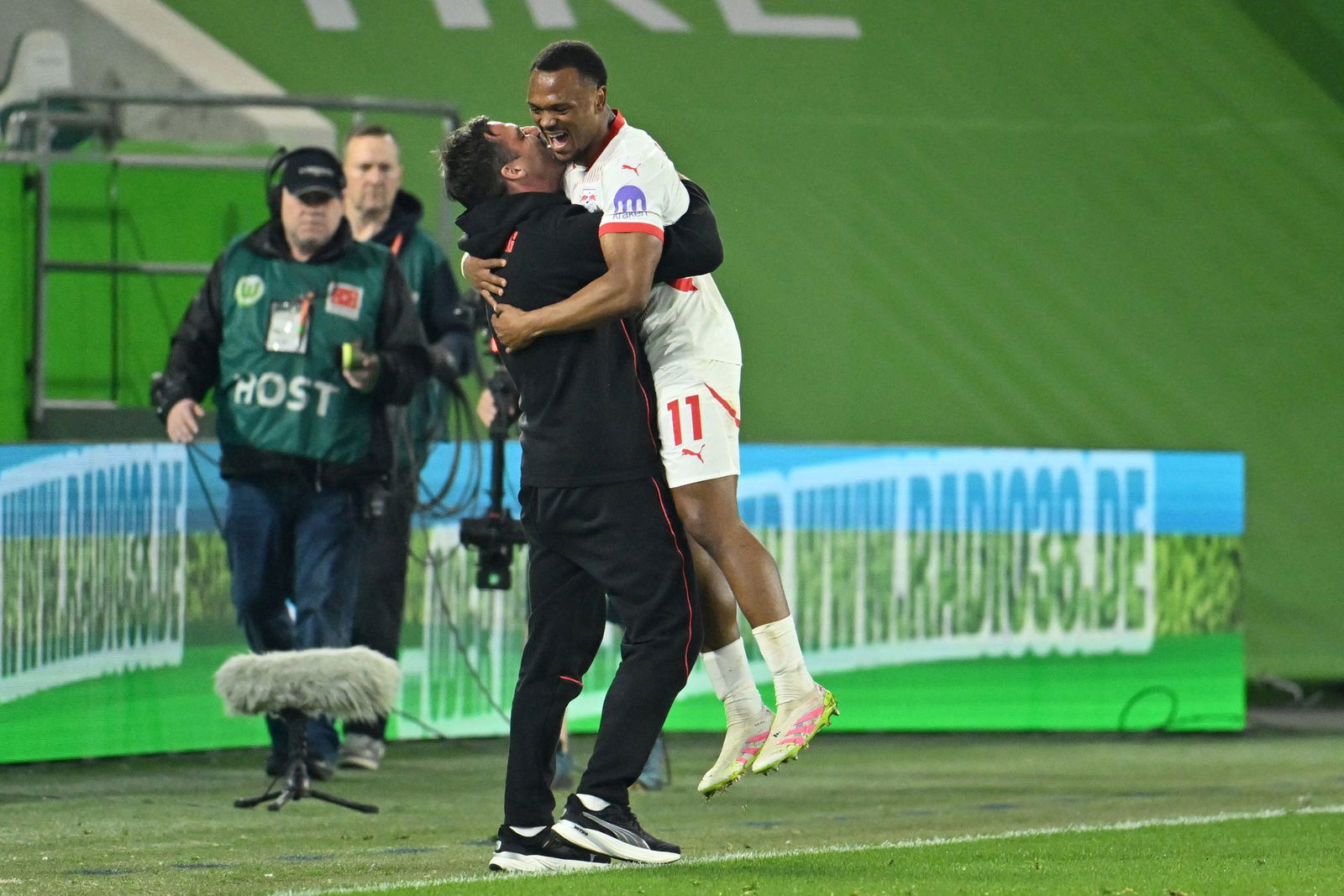 Ab in die Arme: Lois Openda freut sich mit RB-Trainer Zsolt Löw.