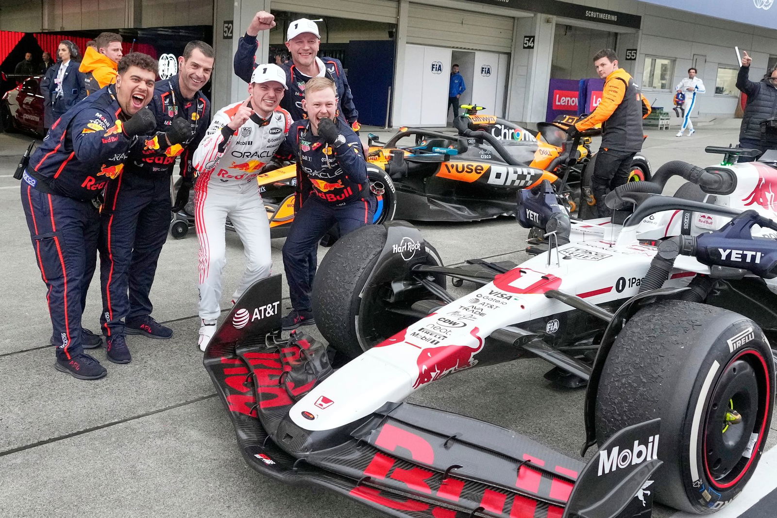 Max Verstappen (3.v.l) ist in Suzuka eine Klasse für sich.