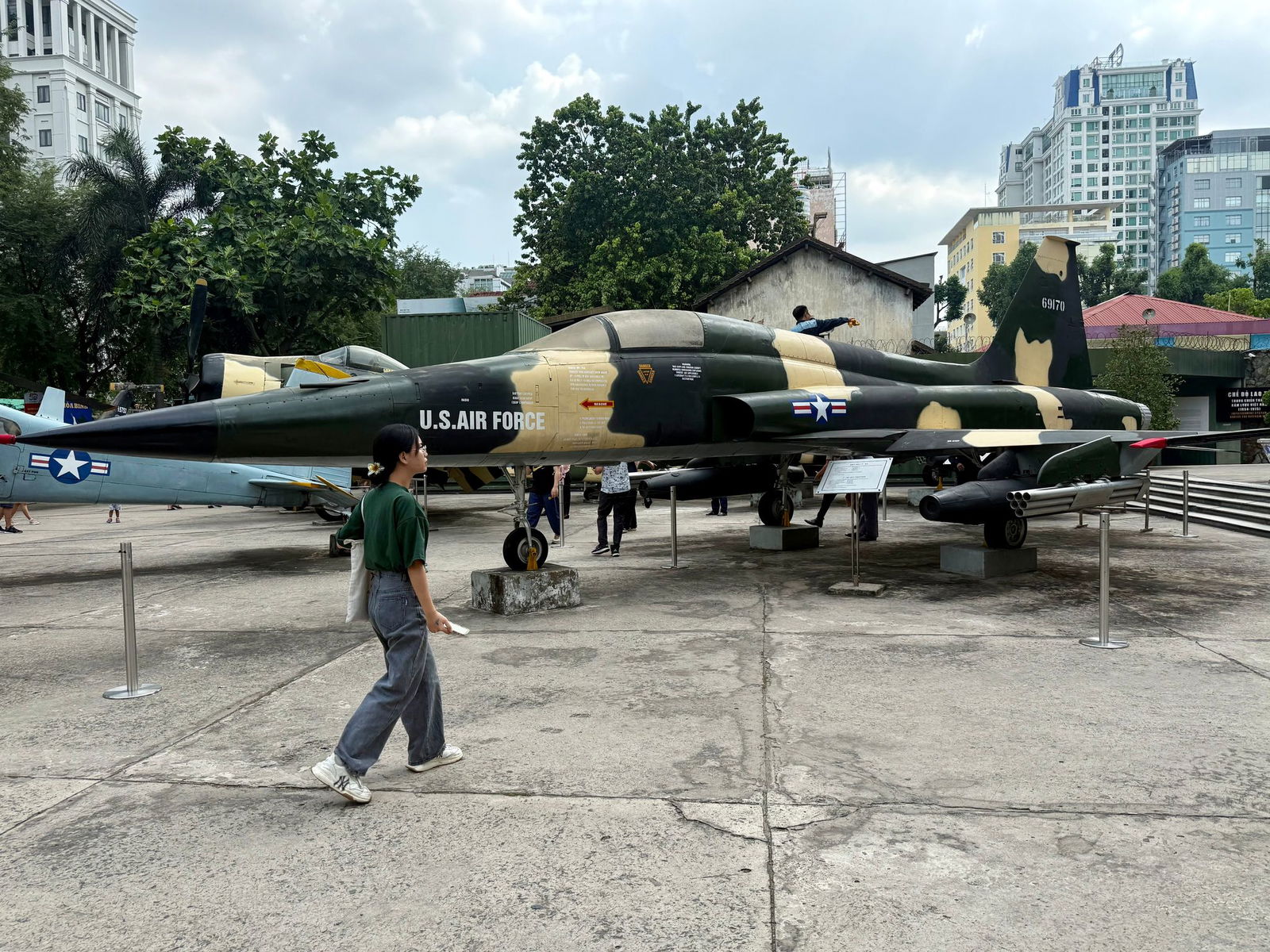 Im Kriegsmuseum sind auch Original-Flugzeuge der US Air Force zu sehen.