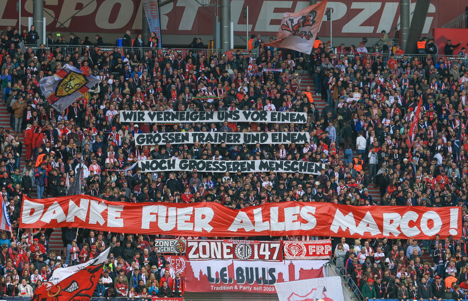 Die Fans verneigen sich noch mal vor dem ehemaligen Leipziger Chefcoach Marco Rose.