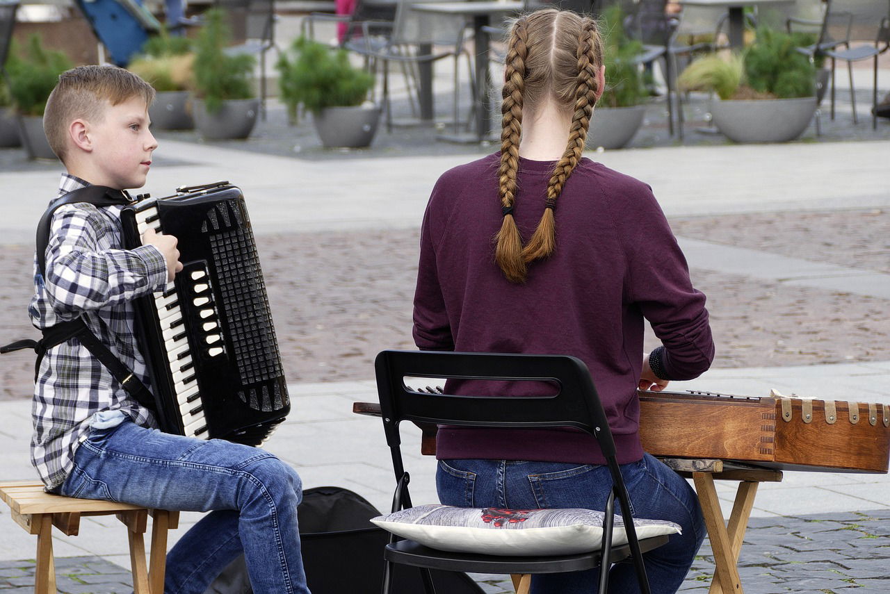 Kinder musizieren auf der Straße