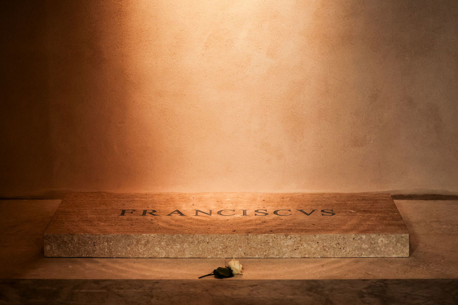 Eine schlichte Marmorplatte liegt über dem Grab von Papst Franziskus.