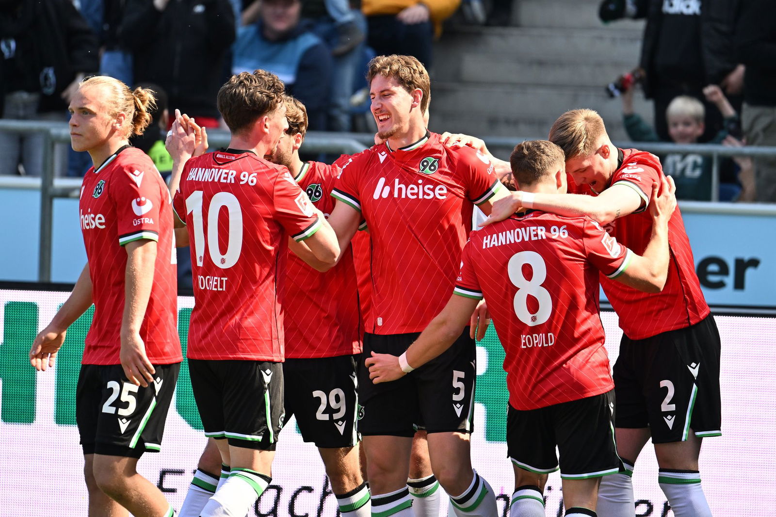 Da Hannover 96 noch Hoffnung: Torschütze Phil Neumann jubelt mit seinen Teamkollegen nach der Führung.  