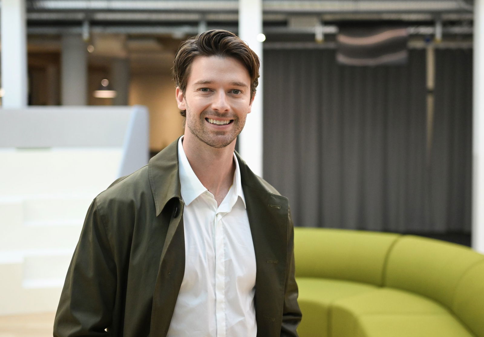 Patrick Schwarzenegger lobt Regisseur Mike White.