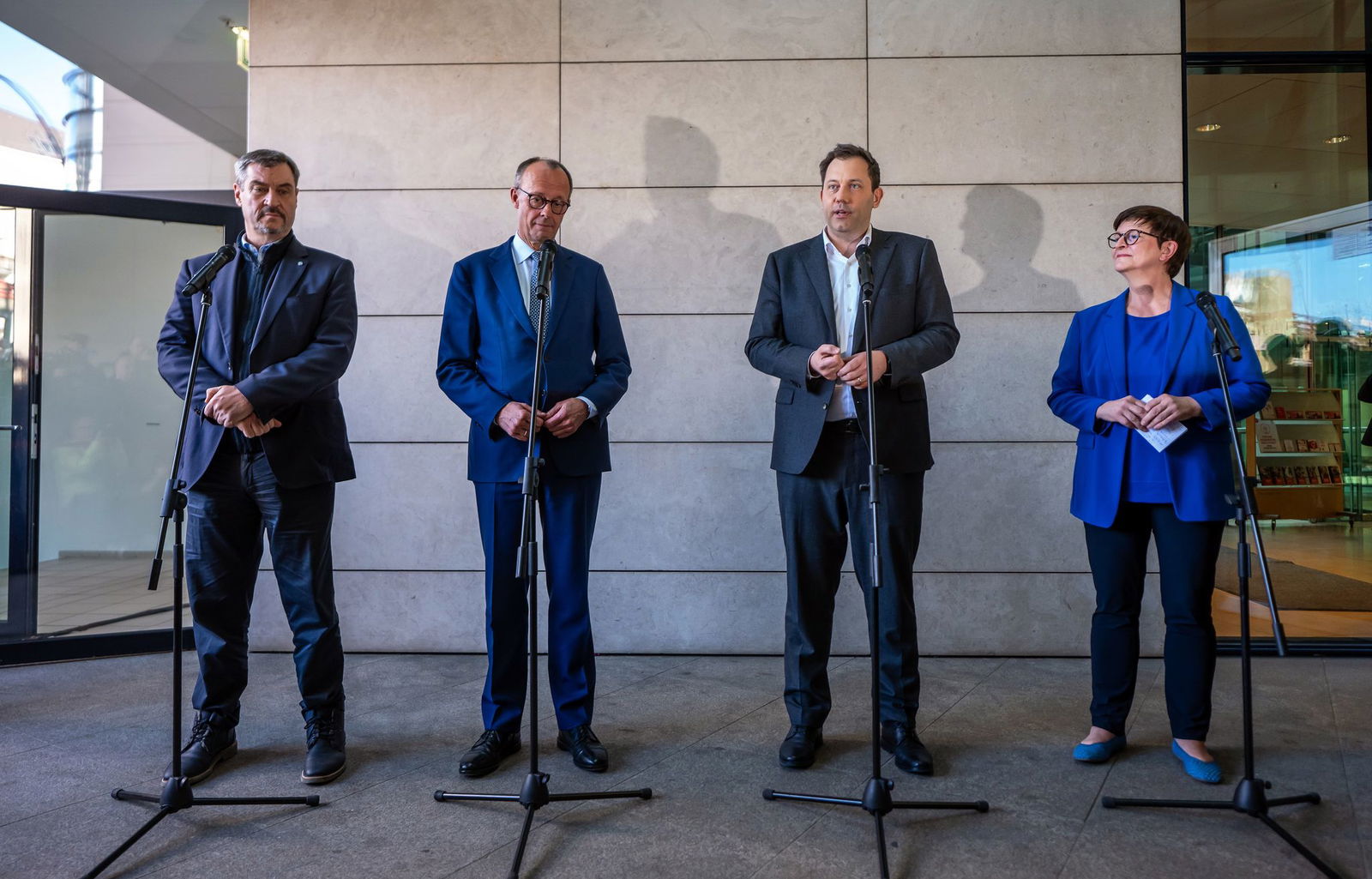 Markus Söder, Friedrich Merz, Lars Klingbeil und Saskia Esken beraten noch über einen Koalitionsvertrag. Die CDU-Abgeordnete Gräßle will einen Mitgliederentscheid über das Ergebnis.