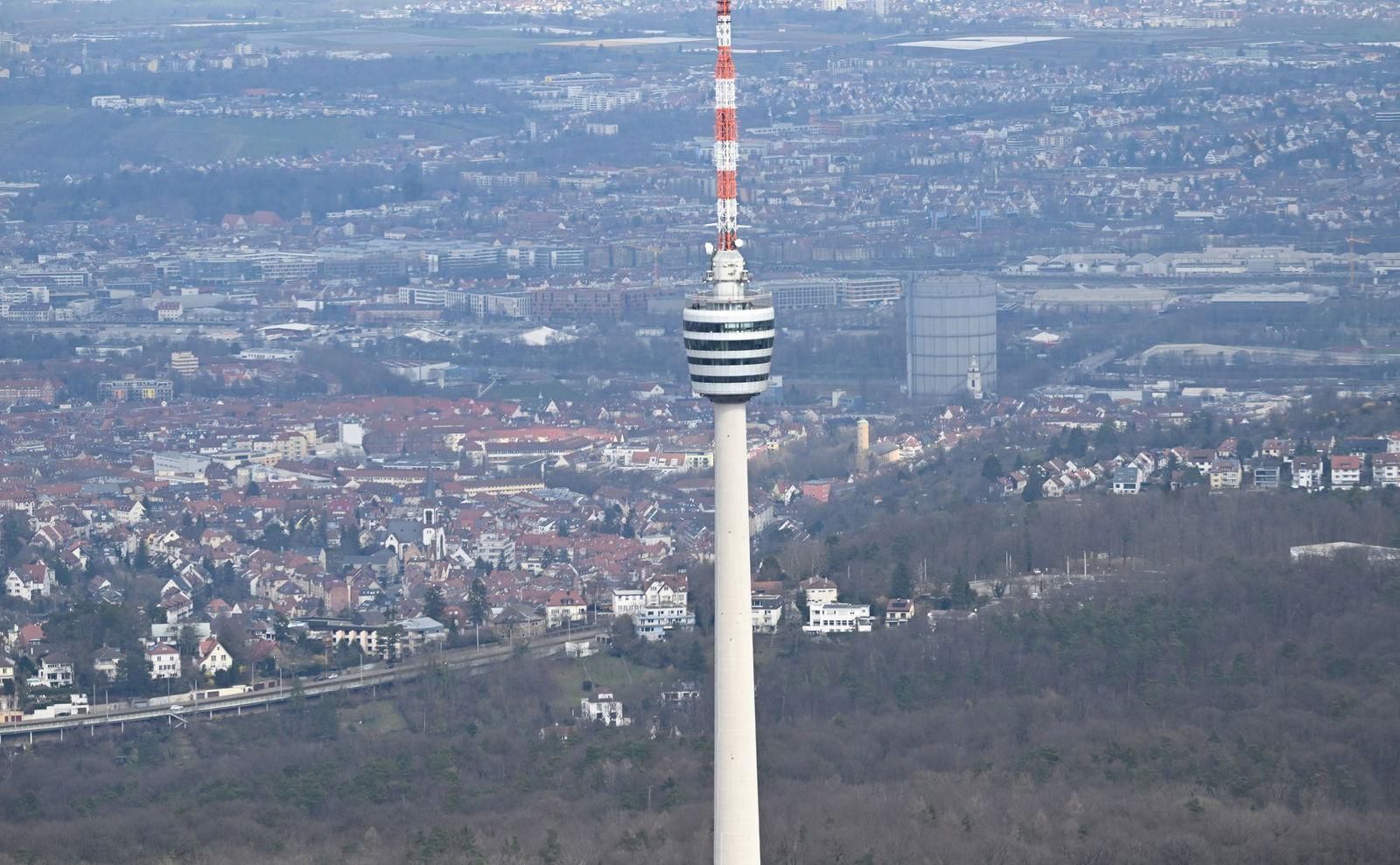 Der Stuttgarter Fernsehturm bleibt am Sonntagvormittag wegen einer Bombenentschärfung zunächst geschlossen. (Archivbild)