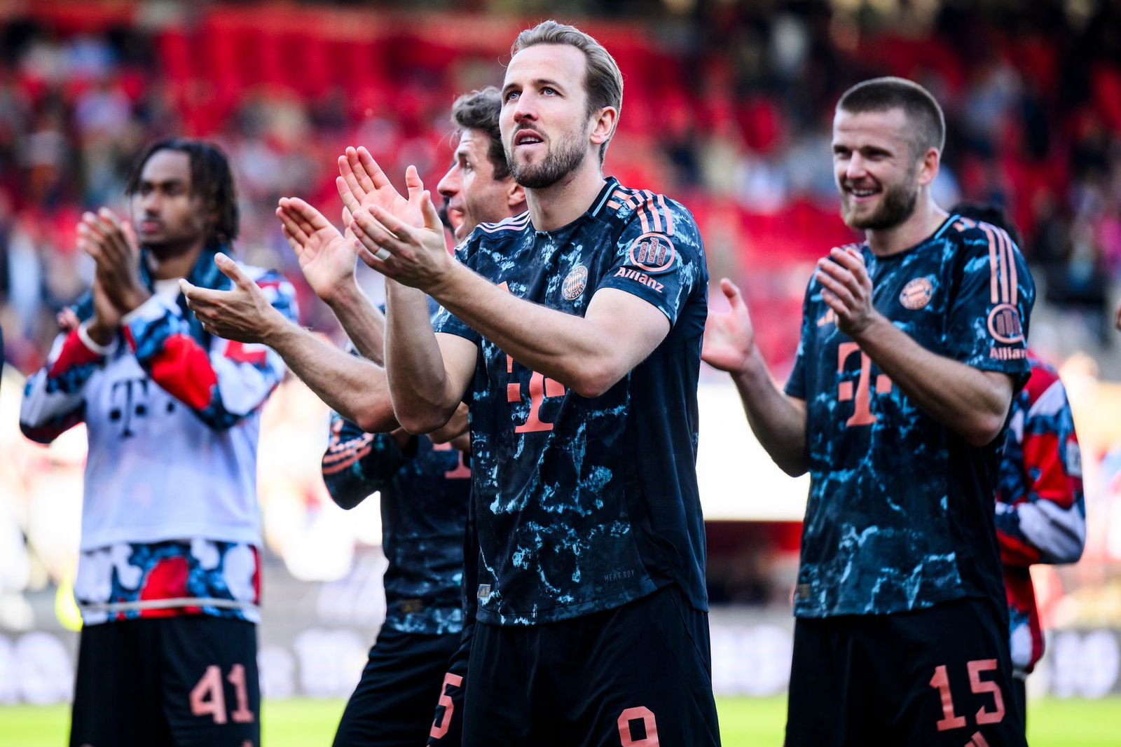 Meldeten sich nach dem Champions-League-Aus eindrucksvoll zurück: Harry Kane (M.) und die Bayern.