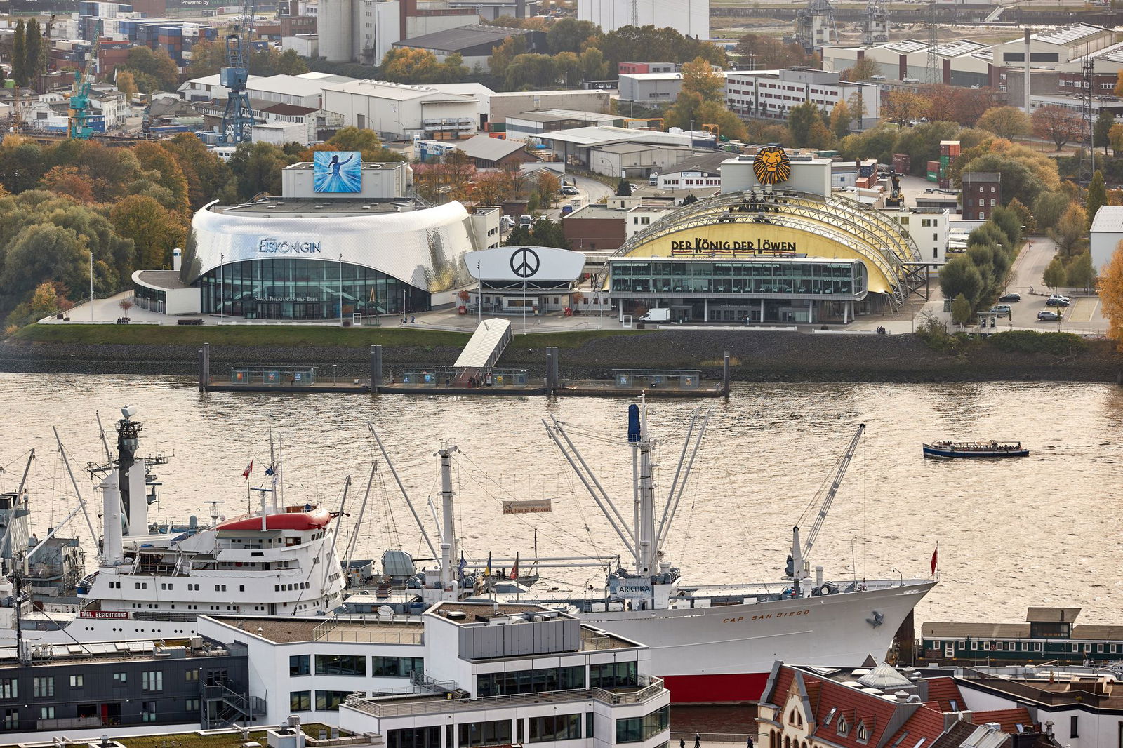 Gleich zwei Musicaltheater liegen direkt im Hamburger Hafen. (Archivfoto)