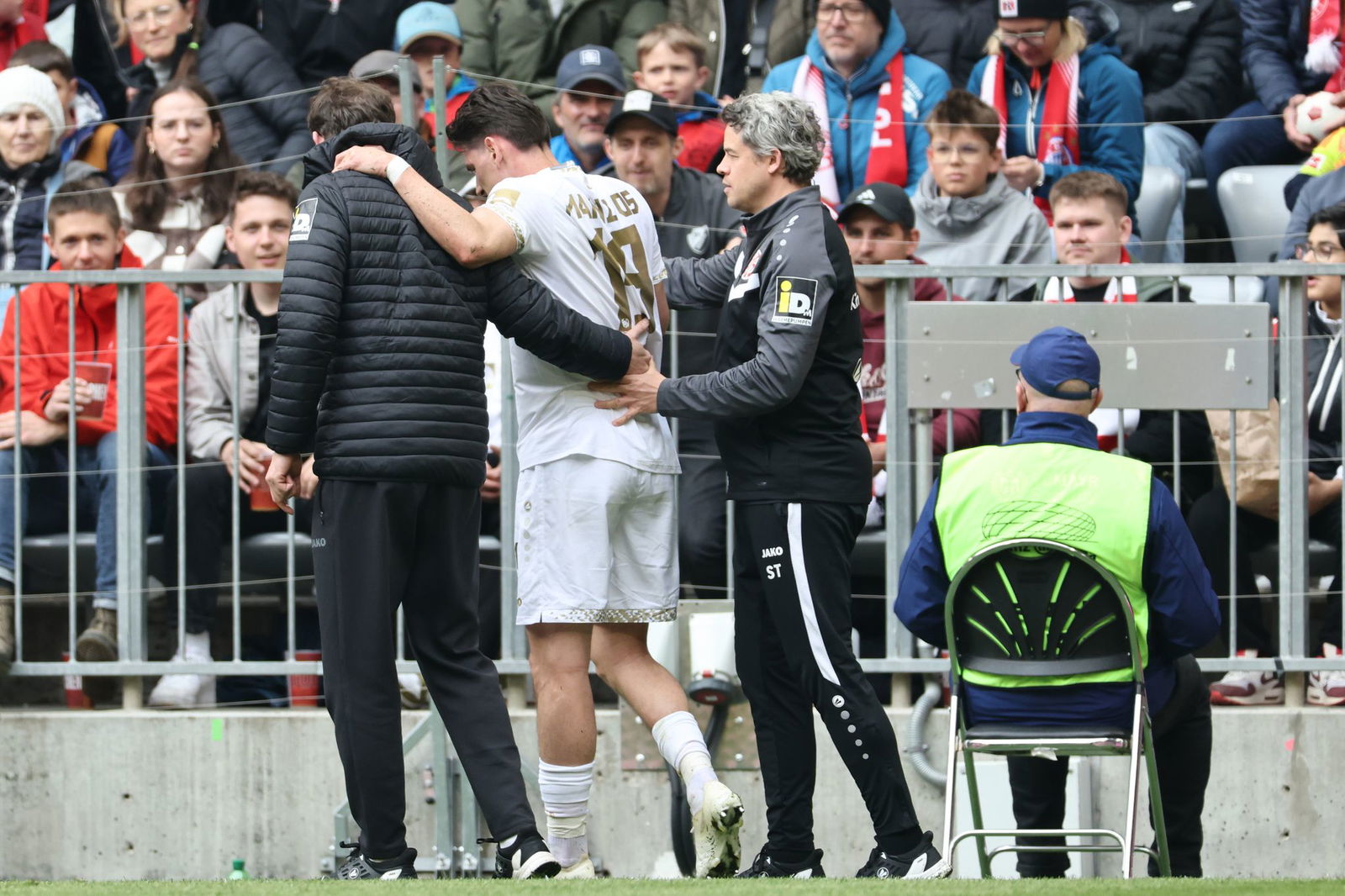 Der Mainzer Anthony Caci verlässt nach seiner Verletzung in München das Spielfeld.