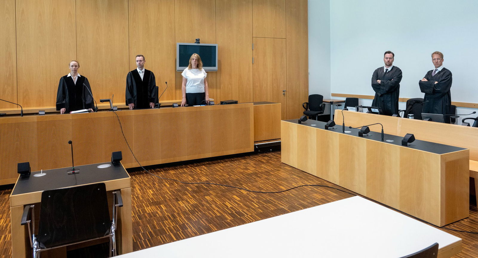 Zu Beginn eines Prozesses wegen manipulierter Corona-Impfungen vor dem Landgericht Augsburg blieb der Stuhl des Angeklagten im Juni 2023 leer. Der beschuldigte Arzt war geflohen. Nun wurde der 75-Jährige in Südamerika gefasst. (Archivbild)