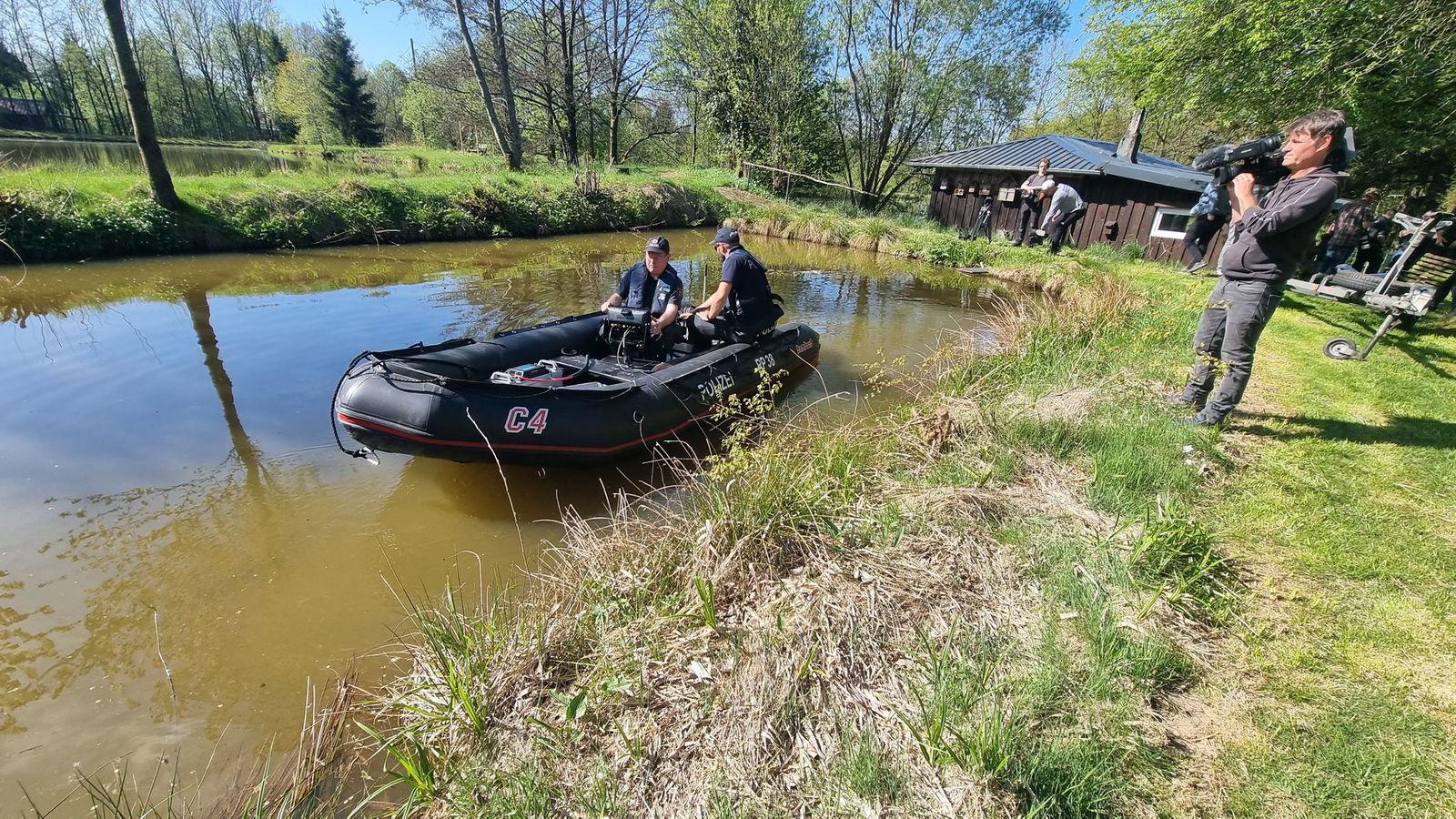 Auch einen Teich hat die Polizei abgesucht. 