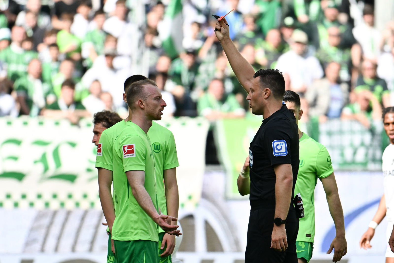 Schiedsrichter Sven Jablonski zeigt Wolfsburgs Maximilian Arnold die Rote Karte.