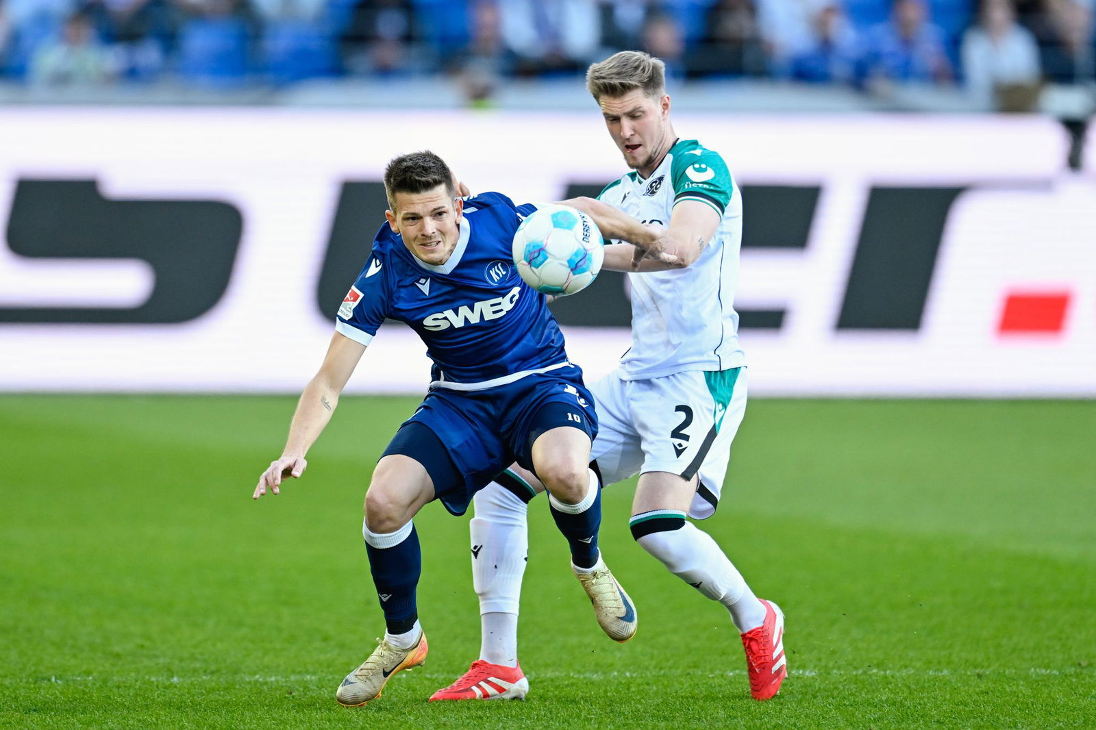 KSC-Stütze Marvin Wanitzek im Duell mit Hannovers Josh Knight.