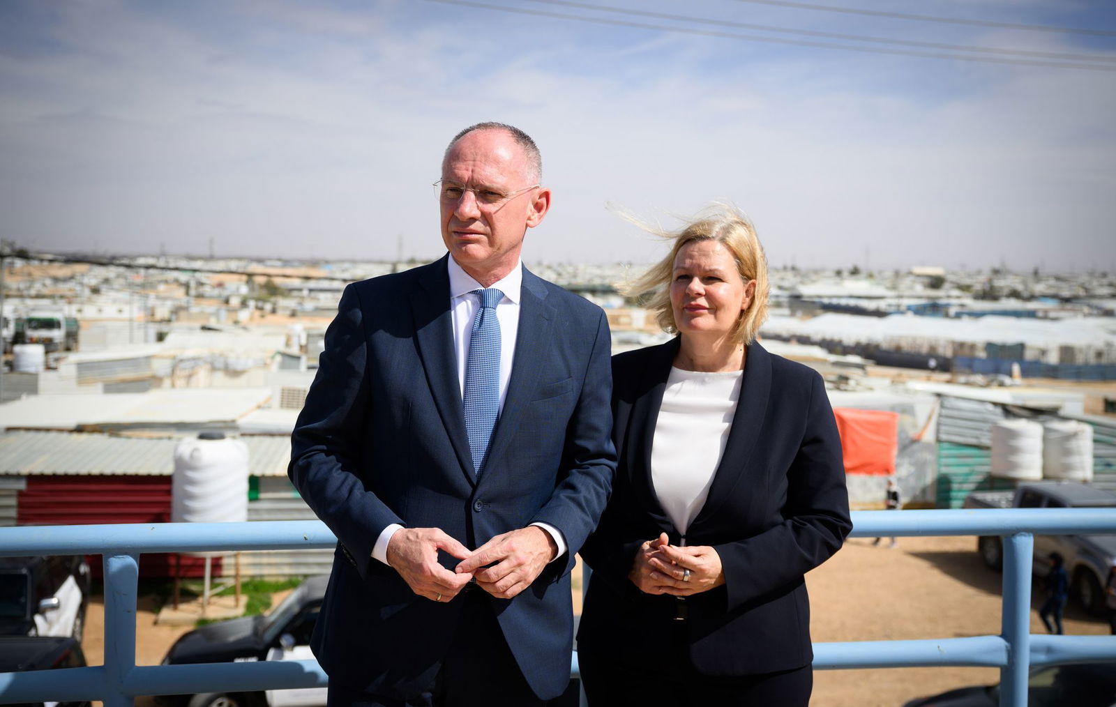 Ende März wollte Nancy Faeser (SPD), geschäftsführende Bundesinnenministerin, mit ihrem österreichischen Amtskollegen, Gerhard Karner, erst nach Jordanien und dann nach Syrien fliegen. Doch die beiden Minister brachen nach Hinweisen auf aktuelle Sicherhe…