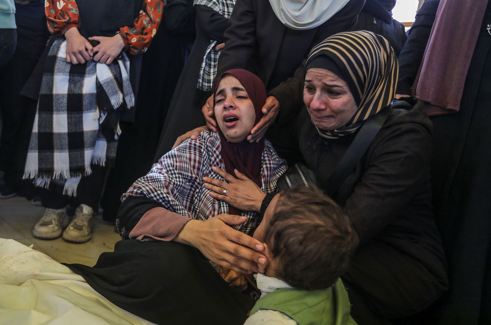 Frauen im Gazastreifen trauern um getötete Angehörige. 