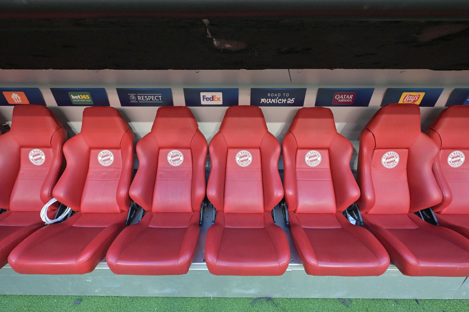 Noch ist die Ersatzbank des FC Bayern in der Allianz Arena leer: Gegen Inter wird Thomas Müller dort Platz nehmen müssen.
