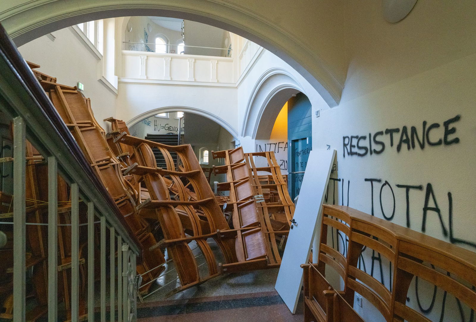 Die Aufräumarbeiten werden der HU zufolge Wochen dauern.