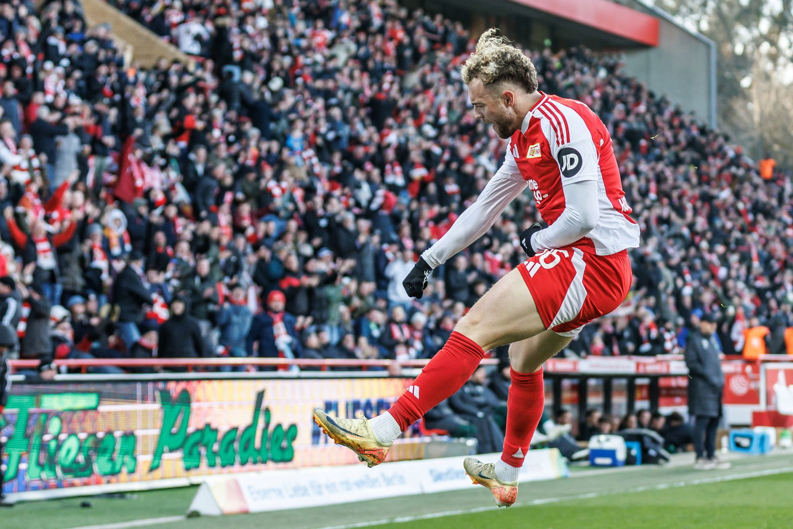 Nach seinem Tor setzt Benedict Hollerbach zum Jubelsprung an. 