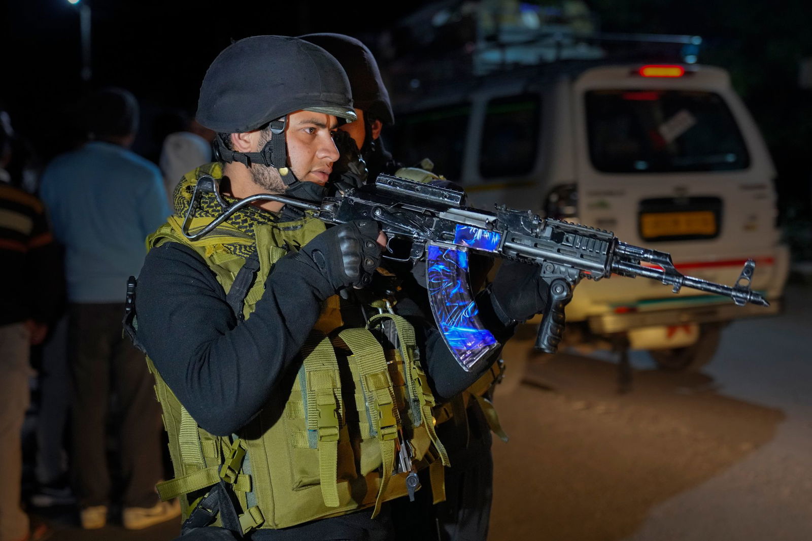 Indische Polizisten kontrollieren Straßen im Süden Kaschmirs, nachdem dort Angreifer wahllos das Feuer auf Touristen eröffnet haben. (Foto aktuell)