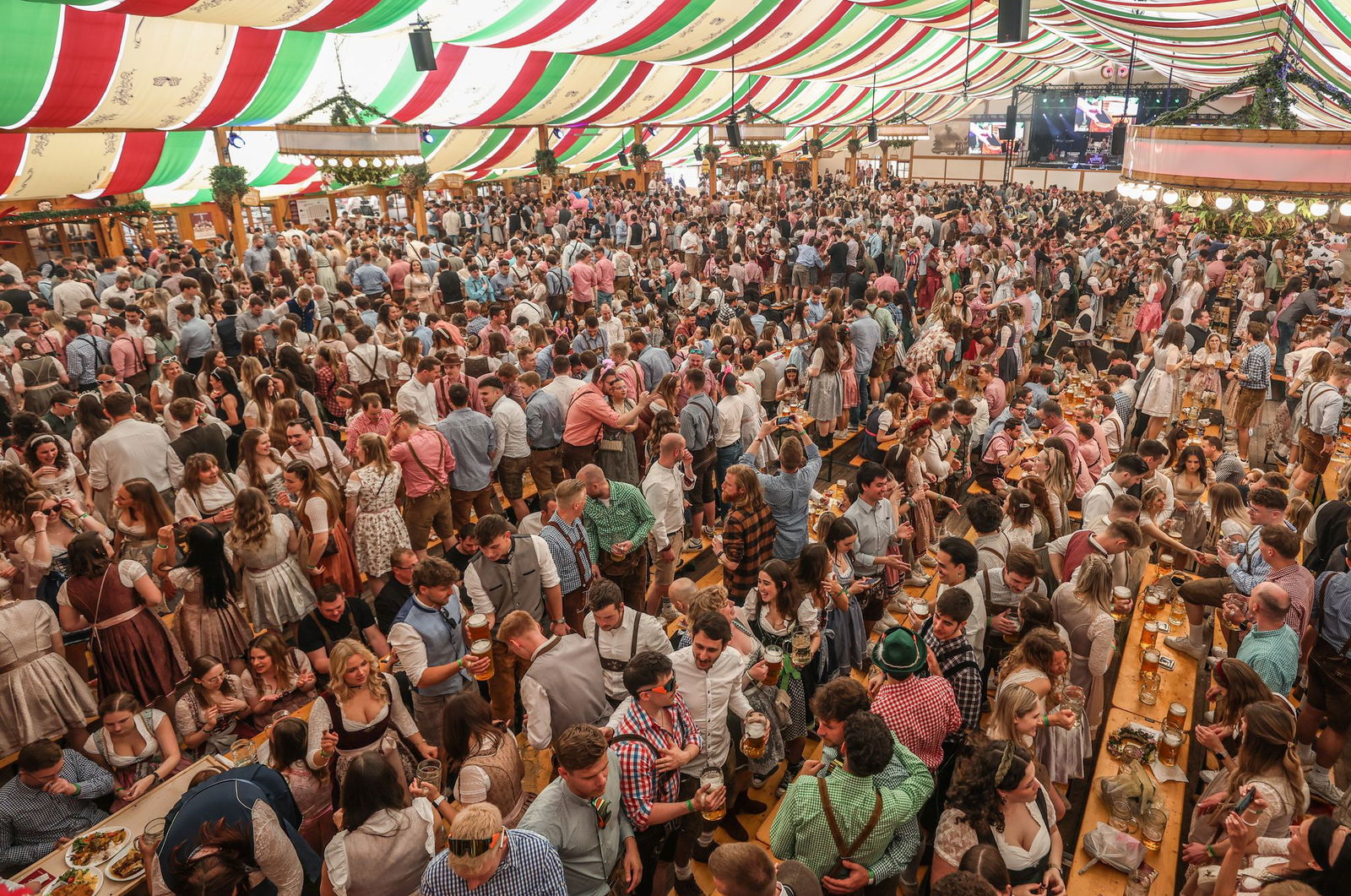 Die Festzelte auf dem Stuttgarter Frühlingsfest sind bereits am ersten Tag rammelvoll.