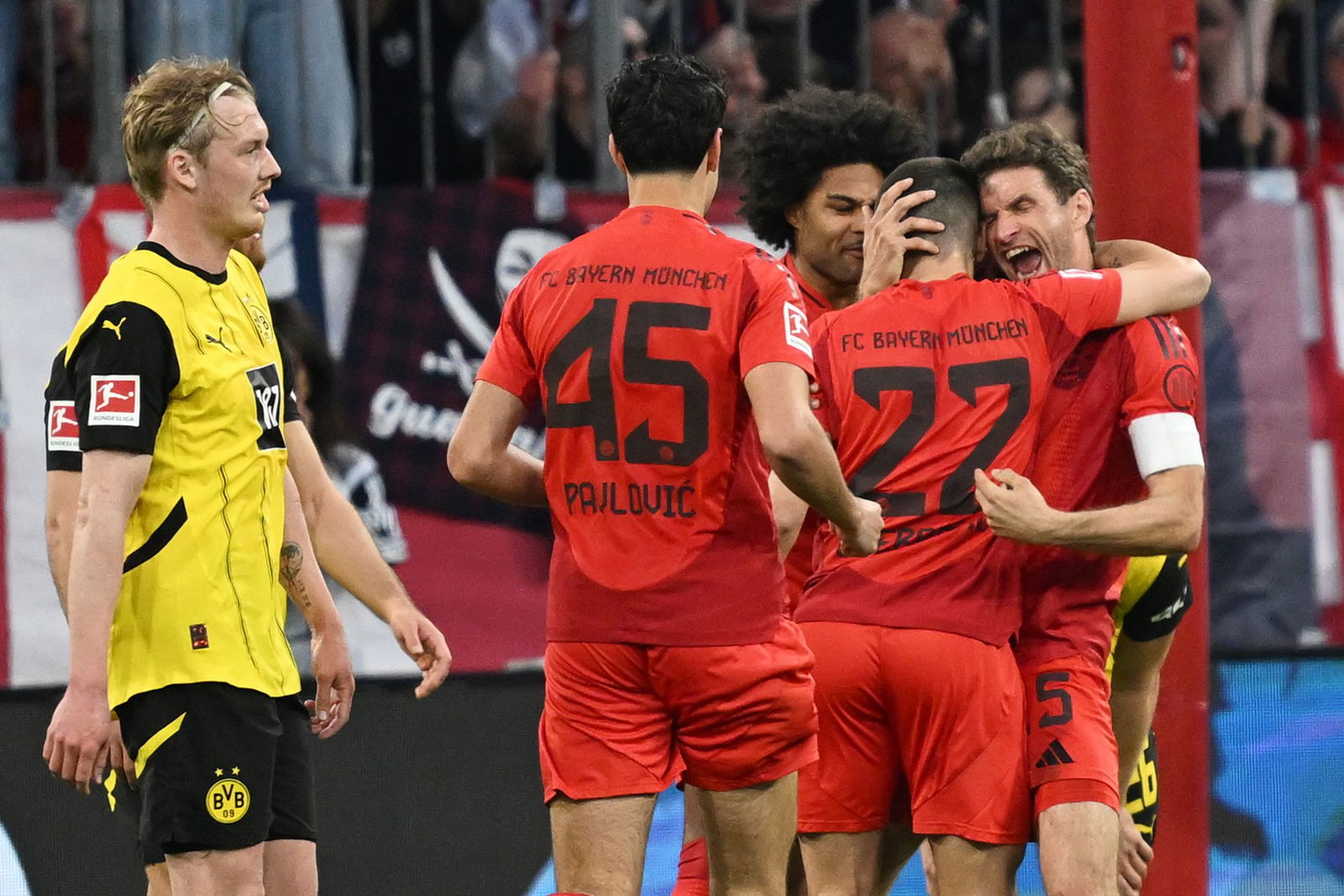 Die Bayern bejubeln einen Treffer gegen Dortmund.