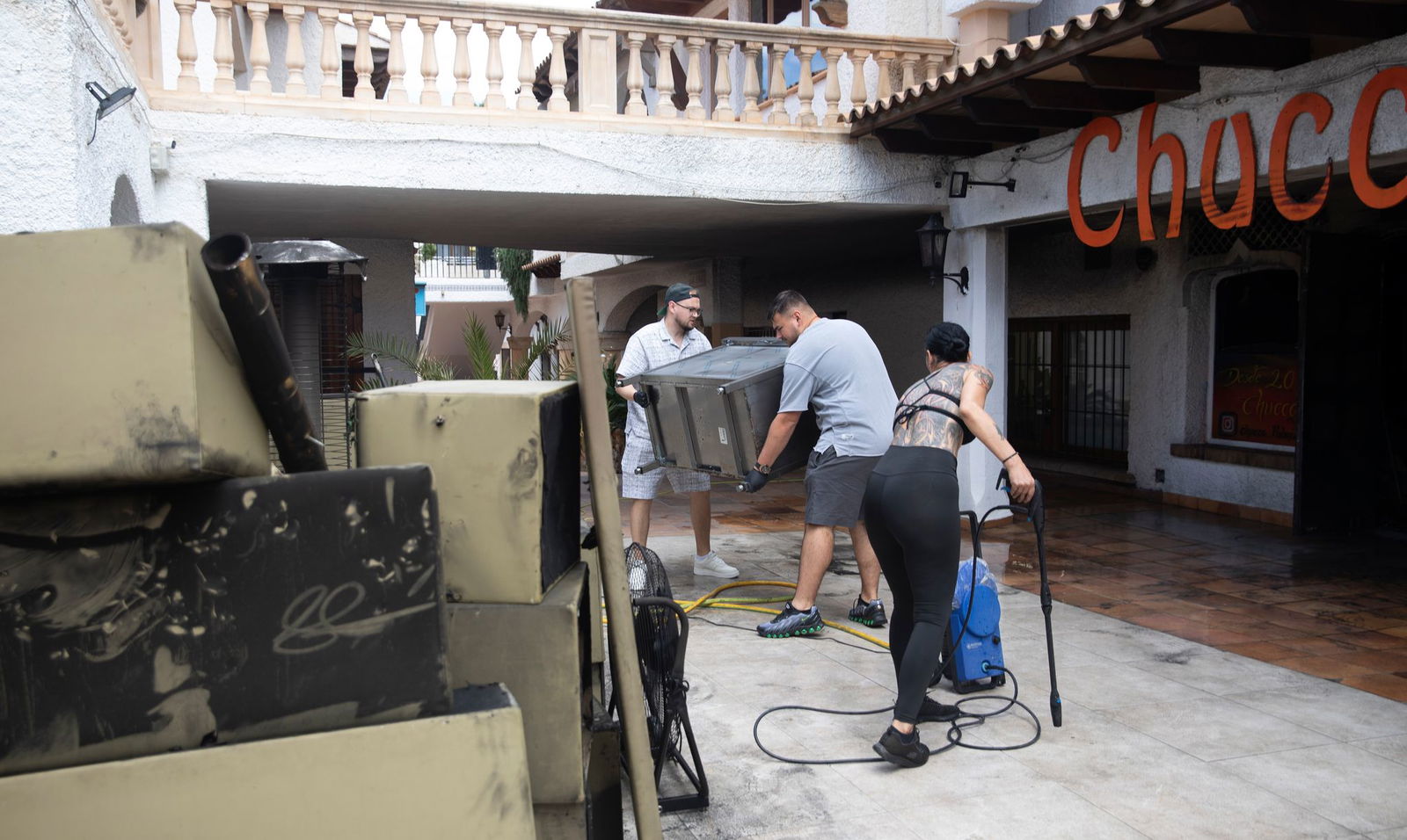 Arbeiter räumen nach dem Brand auf.