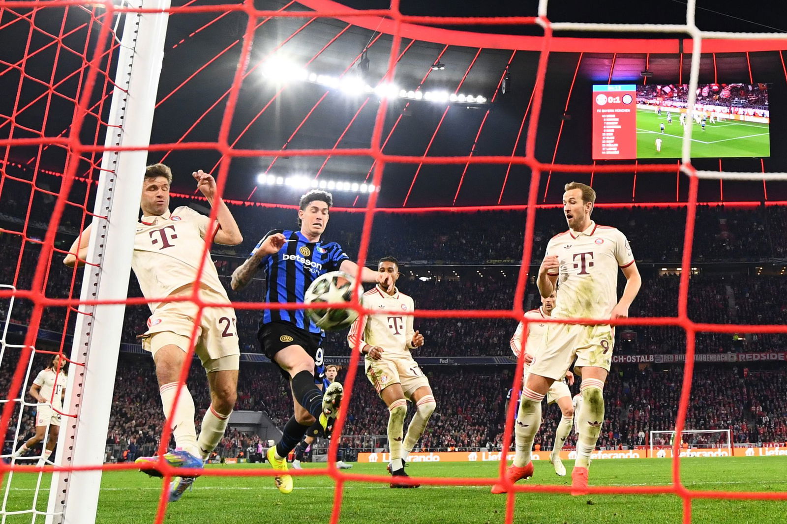 Am zweiten Pfosten stehend drückt Thomas Müller den Ball ins Inter-Tor.