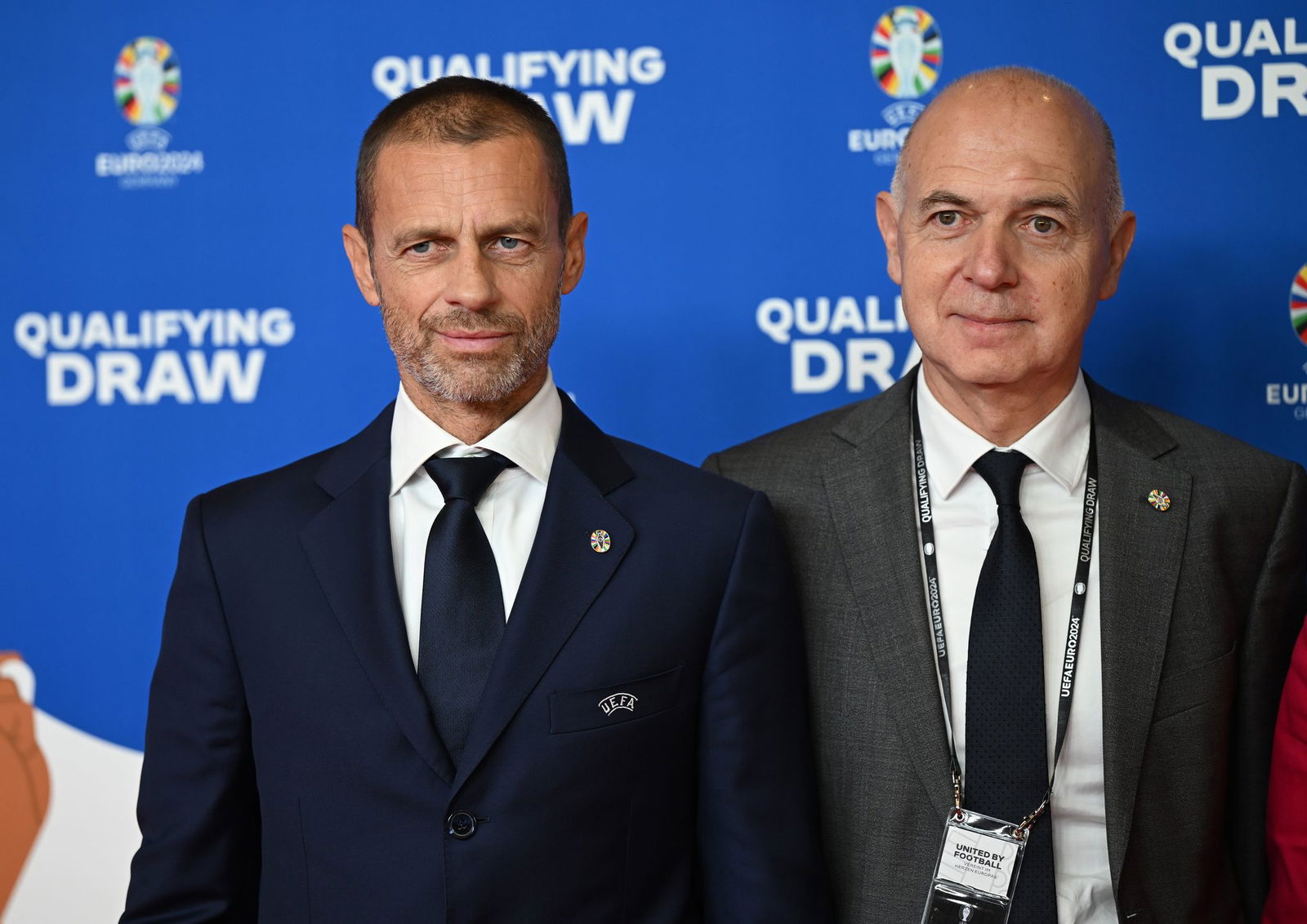 DFB-Chef Bernd Neuendorf (r), hier neben UEFA-Präsident Aleksander Ceferin, hat eine klare Haltung zur Russland-Frage im Fußball.
