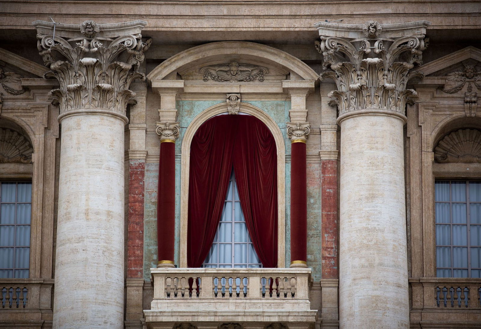 Kurz nach der Papstwahl wird sich der neugewählte Papst auf dem Balkon den Gläubigen zeigen. (Archivbild)
