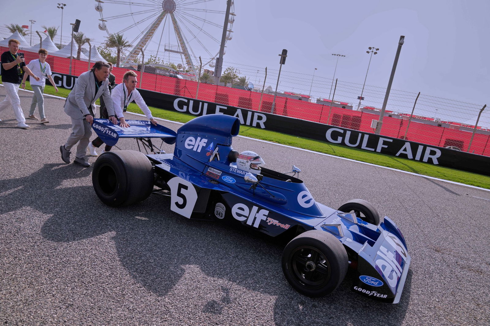 Diese Runde im alten Formel-1-Auto ließ sich Jackie Stewart in Bahrain nicht nehmen. 