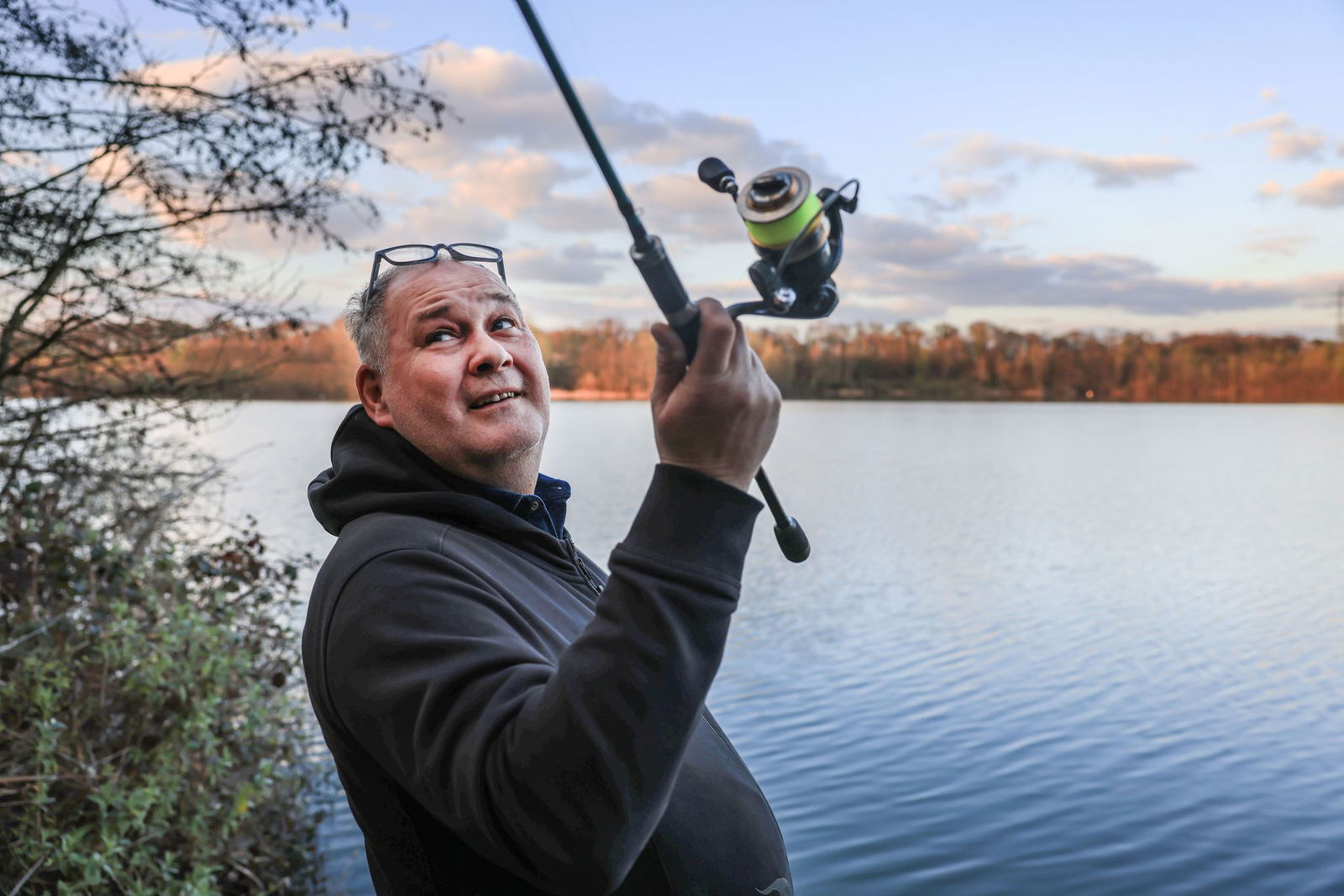Ob was anbeißt? Trödler und Krimi-Autor «Waldi» Lehnertz angelt. 