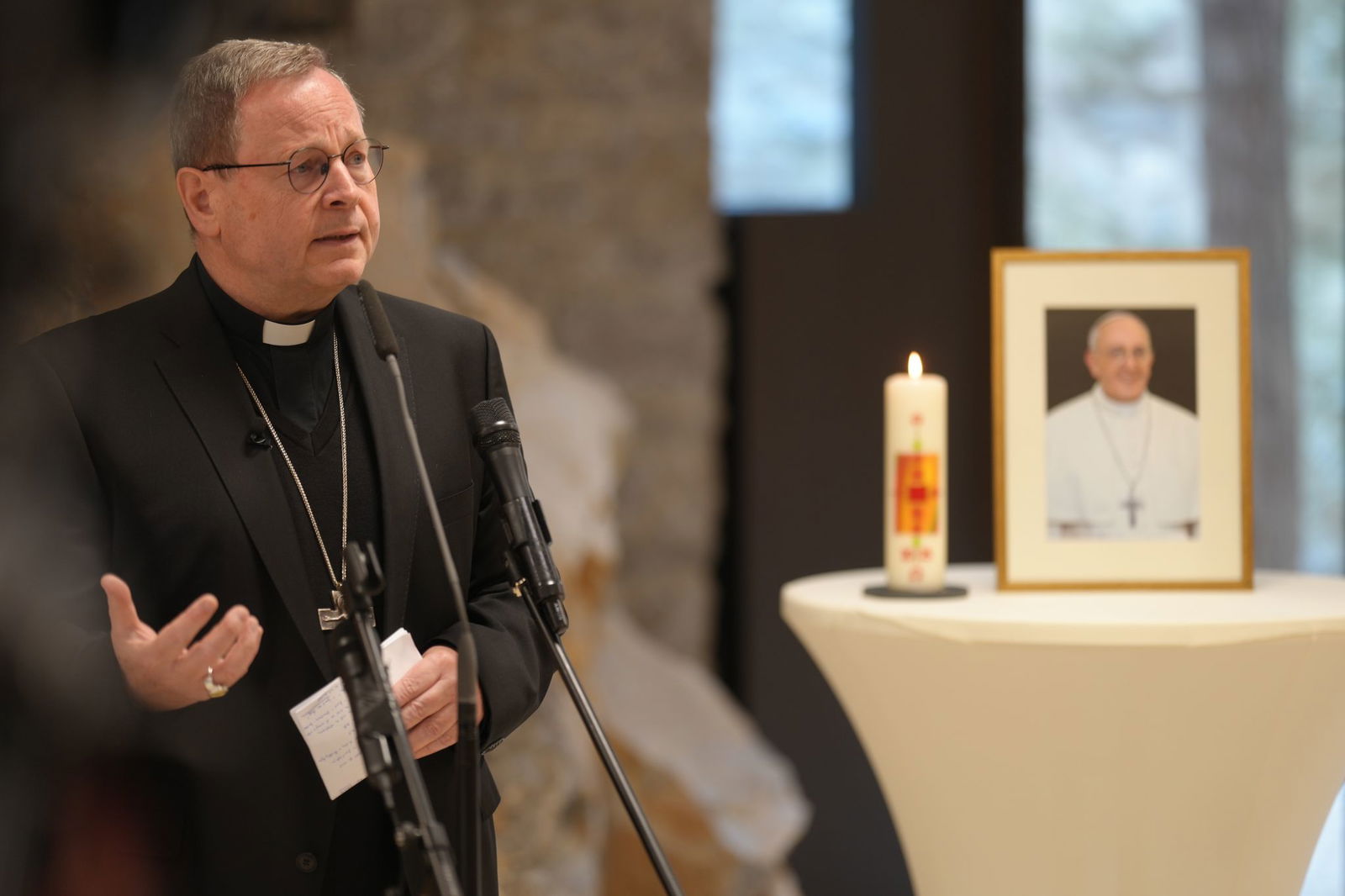 In Limburg findet Bischöf Bätzing würdigende Worte für den gestorbenen Papst.