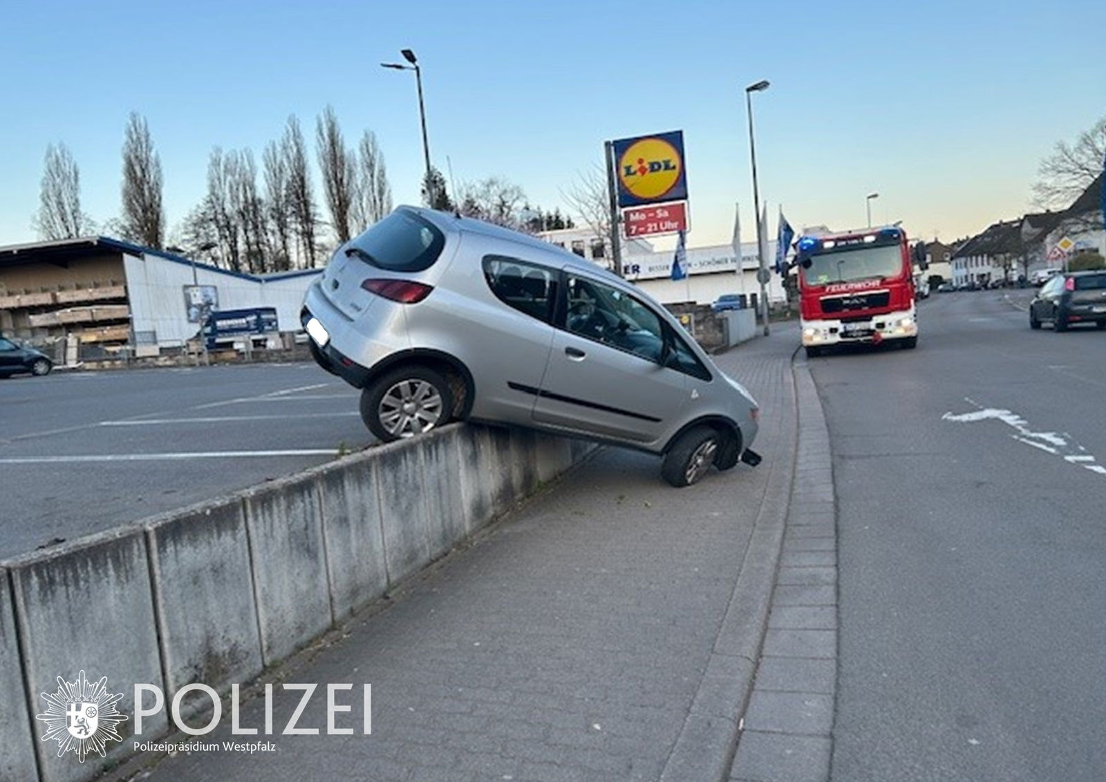 Auto über Bordsteinumrandung geparkt