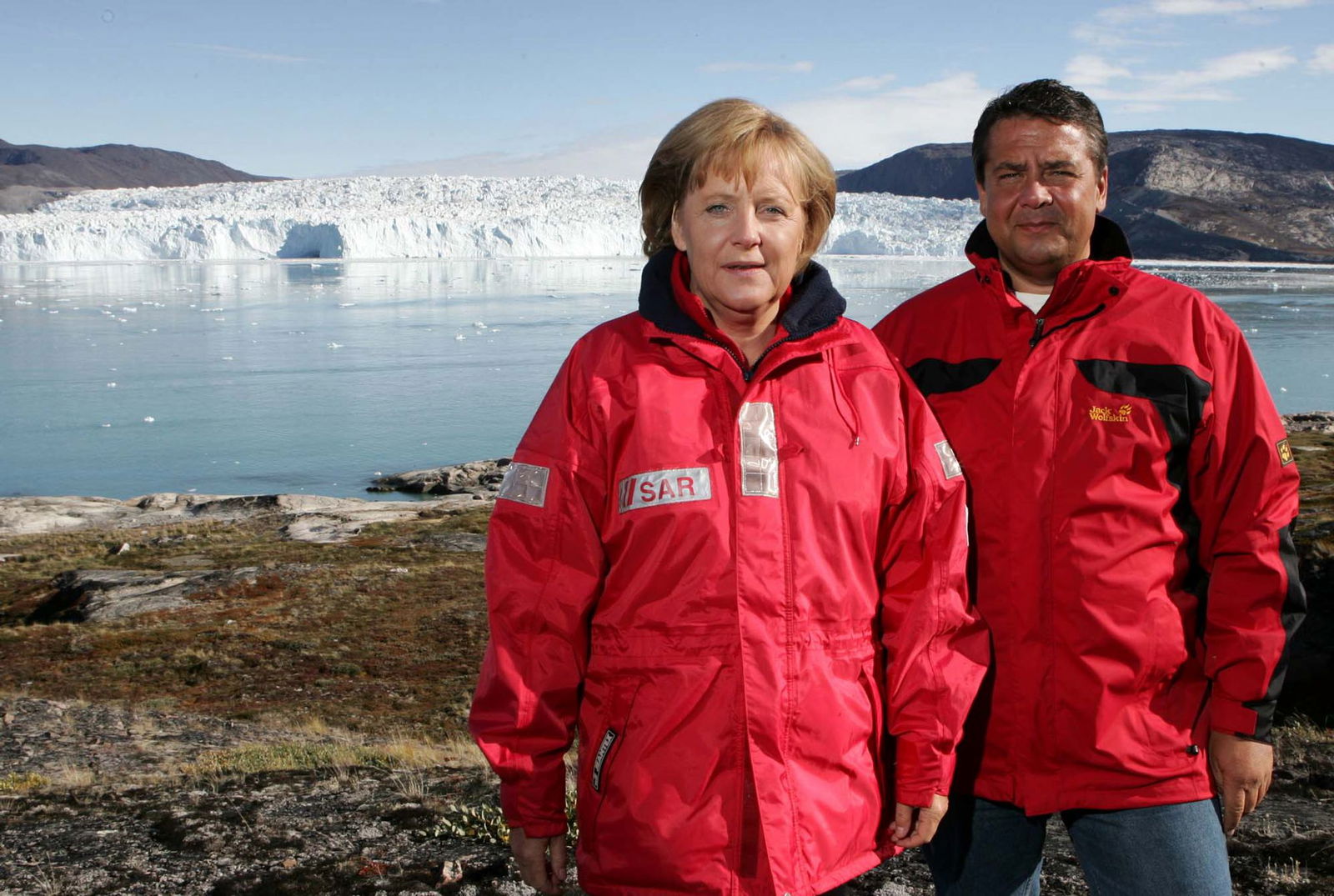 Die Kanzlerin und ihr Vize im Partnerlook vor dem Gletscher: 2007 besuchten Merkel und Gabriel gemeinsam Grönland. (Archivbild)