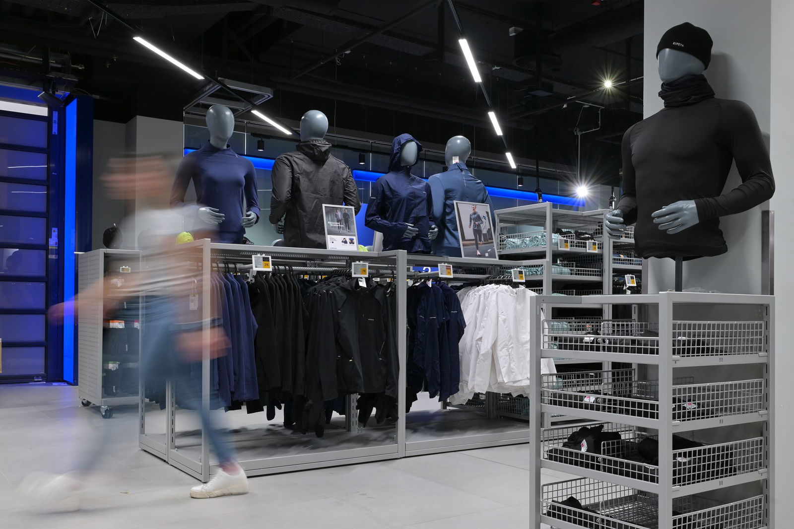 Künftig soll es auch kleinere Decathlon-Geschäfte in Innenstädten und Einkaufszentren geben. (Archivbild)