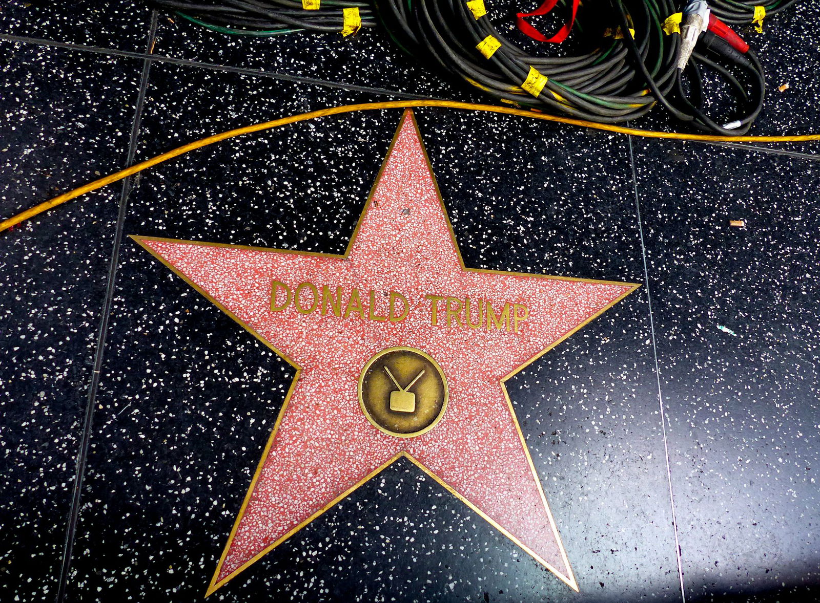 Trump war 2007 für seine Fernsehsendungen mit einer Sternenplakette ausgezeichnet worden (Archivbild) 