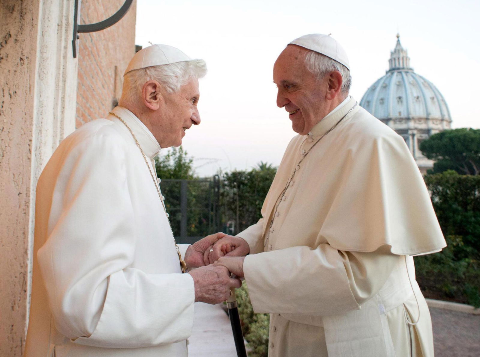 Papst Franziskus (r) folgte auf Papst Benedikt XVI, mit bürgerlichem Namen Joseph Ratzinger, nach dessen Rücktritt. (Archivbild)