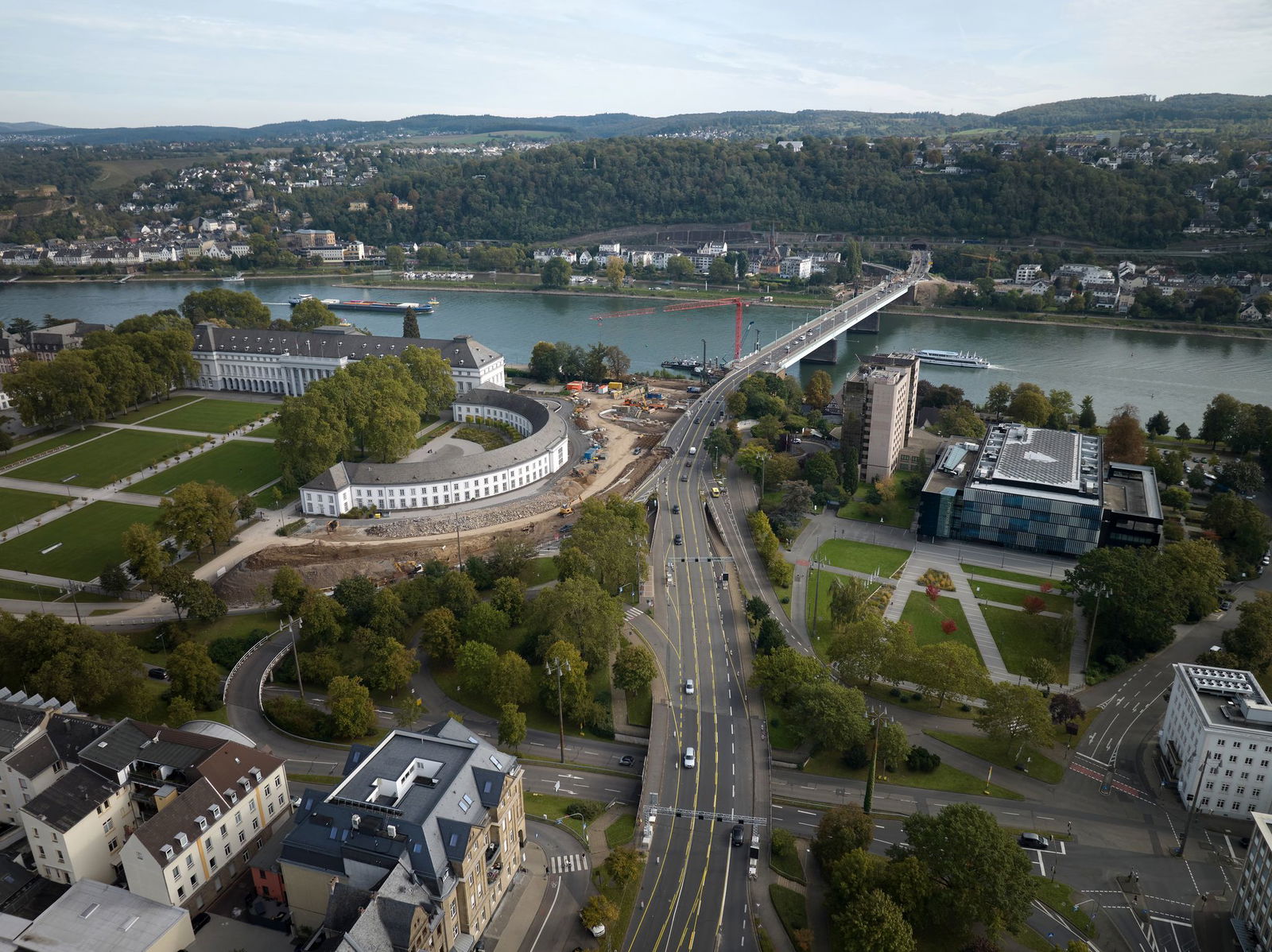 Bei Bauarbeiten an der Brücke wurde die Bombe gefunden. (Archivbild)