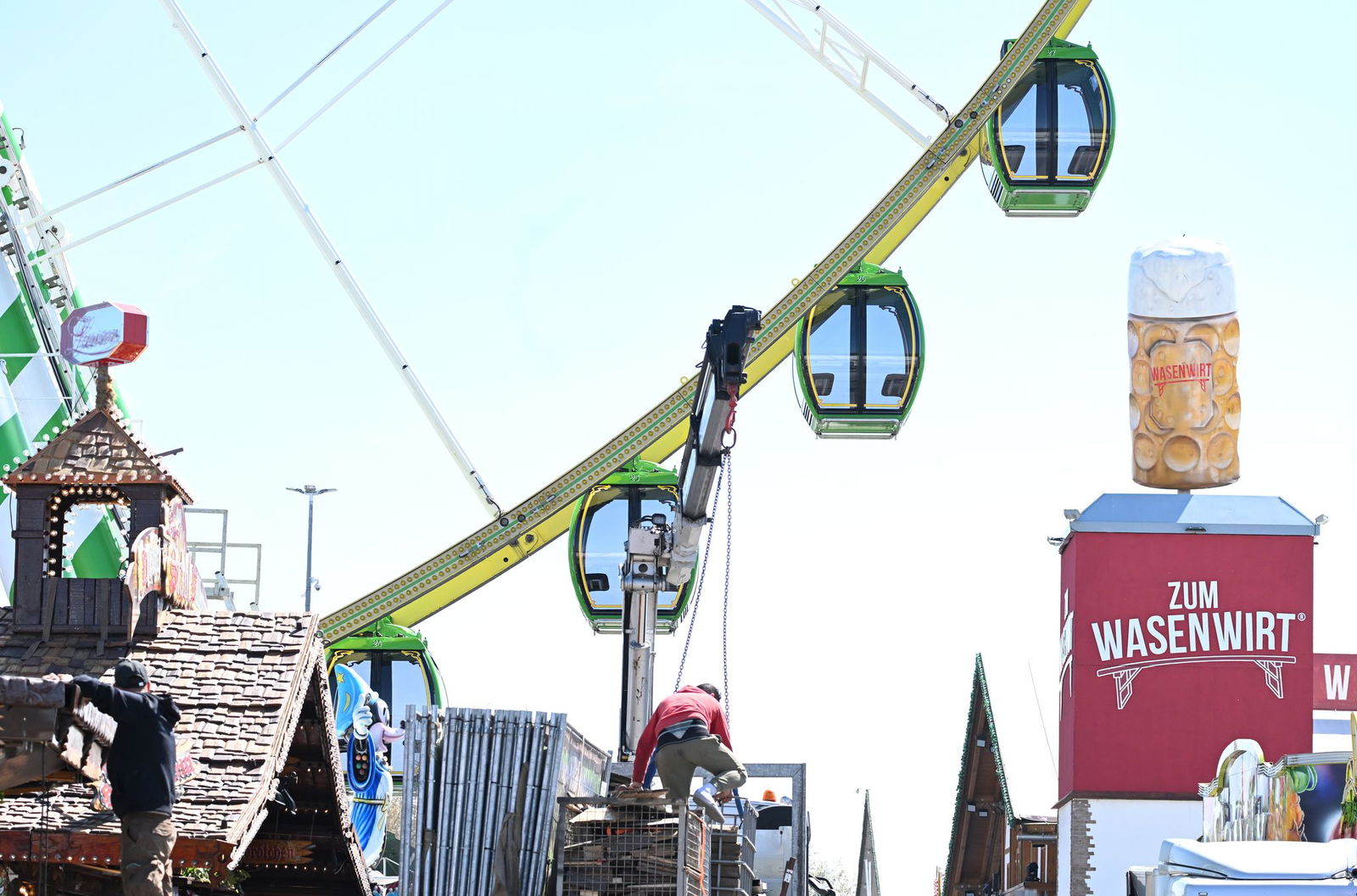 Wenige Tage vor dem Start des Frühlingsfestes wird auf dem Cannstatter Wasen stark gearbeitet.