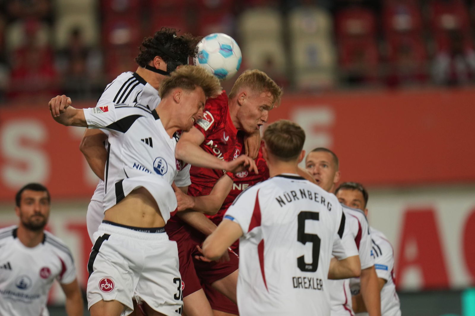 Kampf um den Ball: Lauterer und Nürnberger lieferten den Fans ein spannendes Duell.